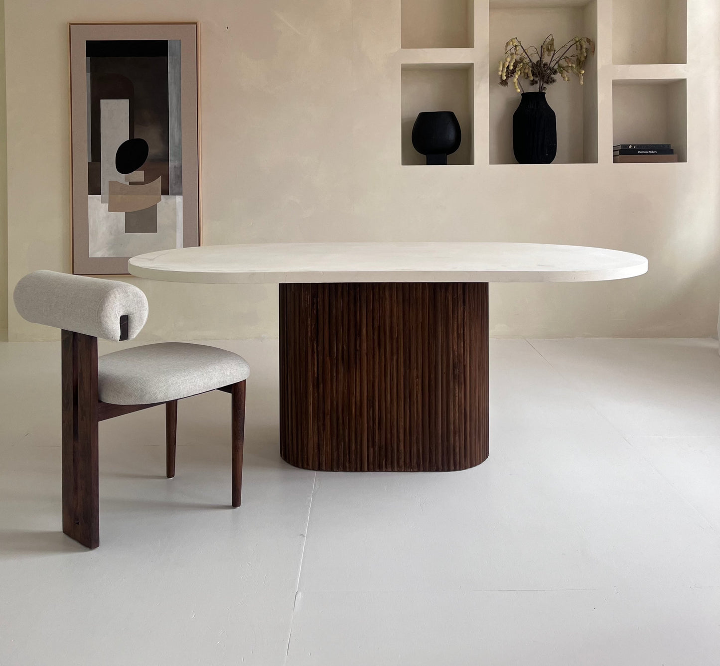 Eettafel met Walnootkleurige Geribbelde Poot en Betoncire Tafelblad