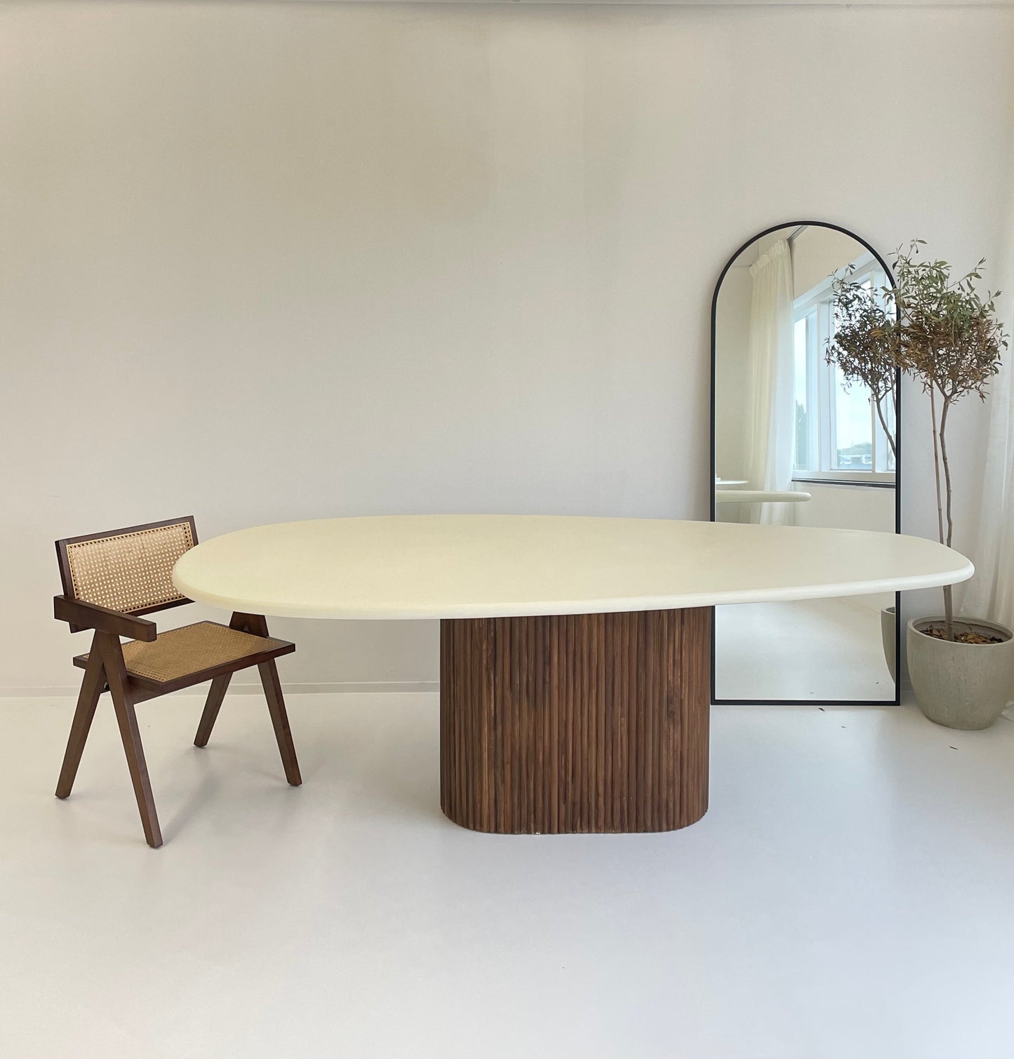 Eettafel betoncire met geribbelde walnoot kleur poot
