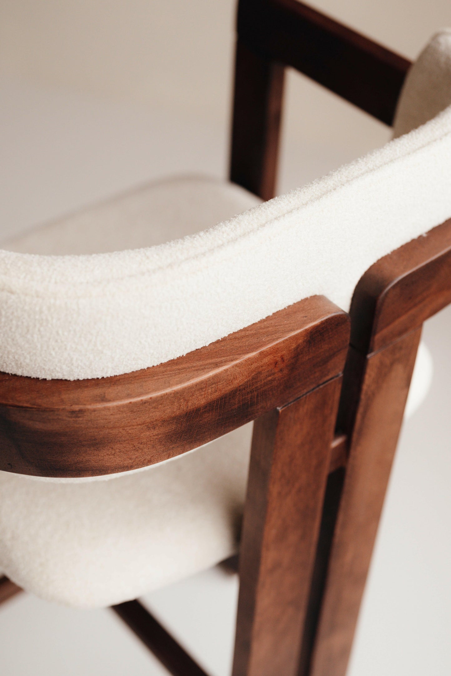 Japandi Barkruk – Minimalistisch Design met Aanpasbare Kleur en Stof