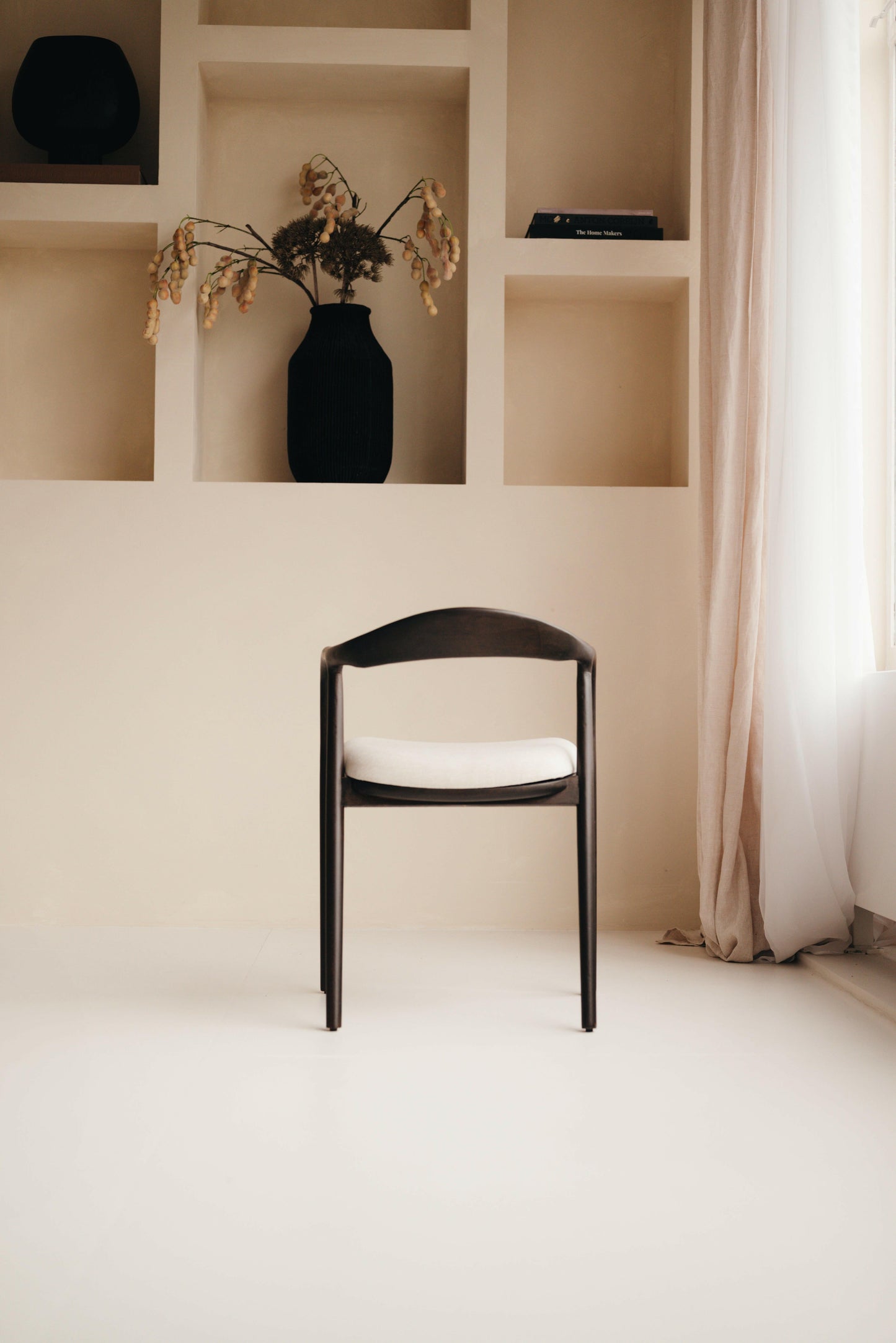 Japandi Eetkamerstoelen in Walnoot en Eiken met Linnen of Bouclé stof