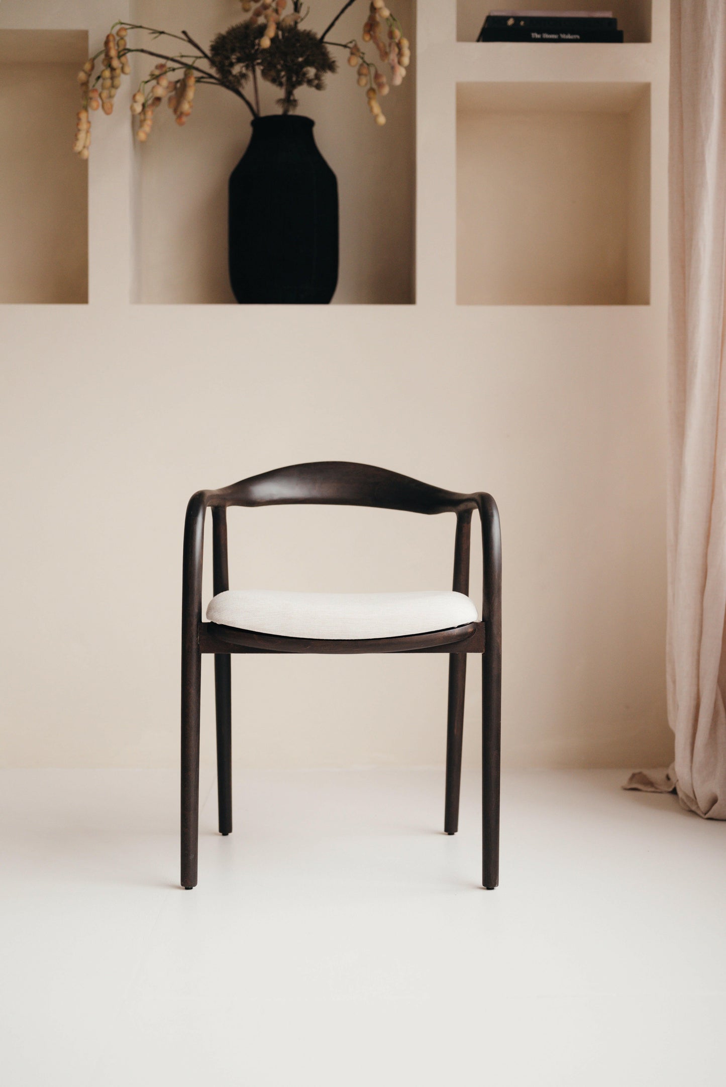 Japandi Eetkamerstoelen in Walnoot en Eiken met Linnen of Bouclé stof