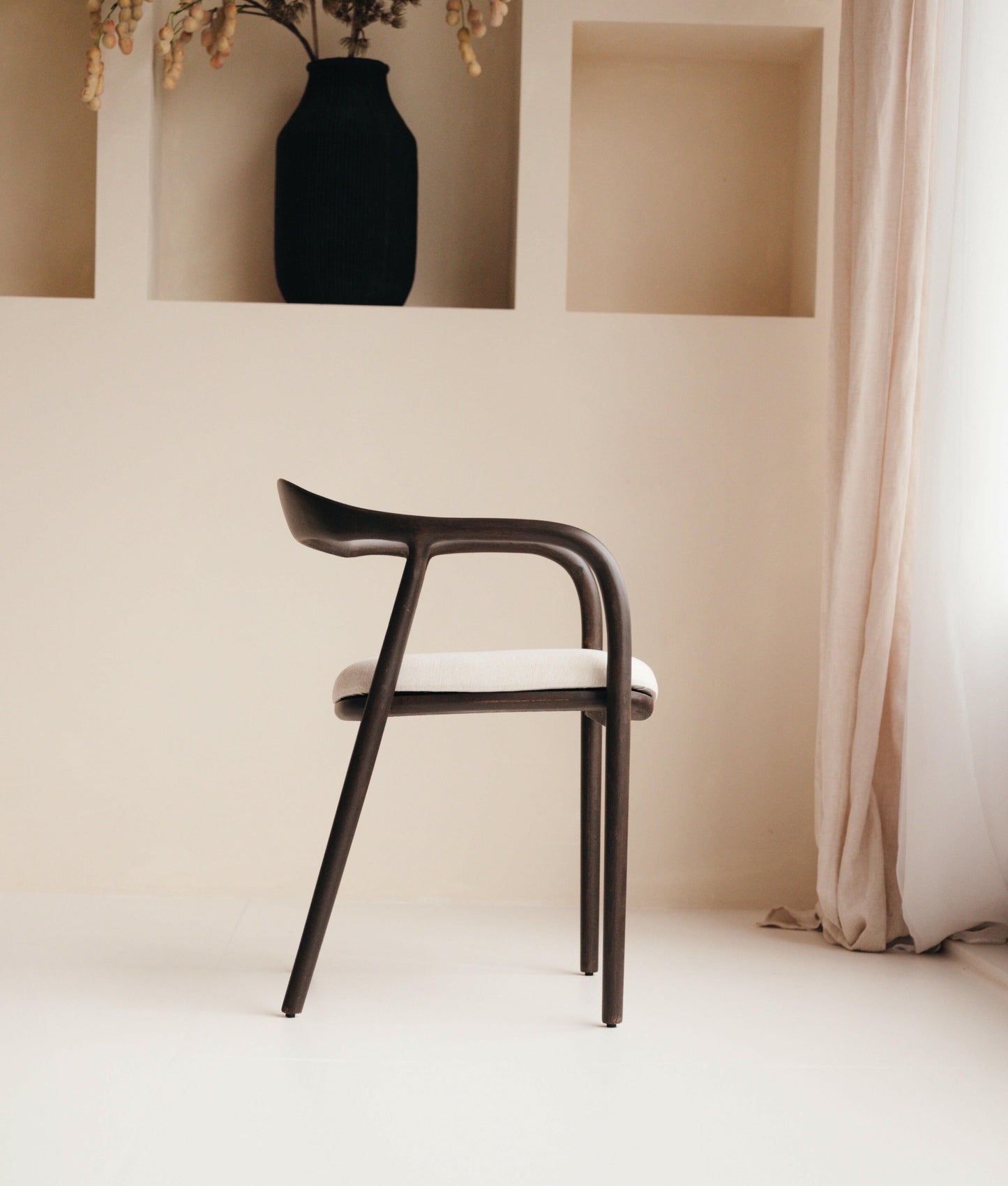 Japandi Eetkamerstoelen in Walnoot en Eiken met Linnen of Bouclé stof